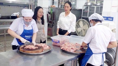  Phụ huynh giám sát bếp ăn bán trú tại Trường Mầm non Trúc Xanh (phường Rạch Dừa, TPHCM) (ẢNH: KHÁNH CHI) 