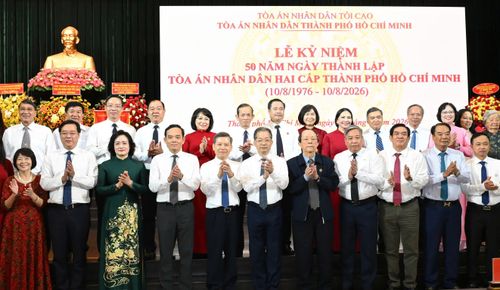 Các đại biểu chụp ảnh lưu niệm tại buổi lễ. Ảnh: VIỆT DŨNG