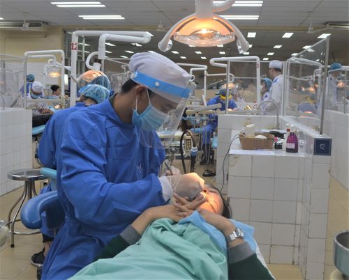 Sinh viên ngành Răng hàm mặt Trường ĐH Y dược TPHCM trong giờ học thực hành - Ảnh: THANH HÙNG