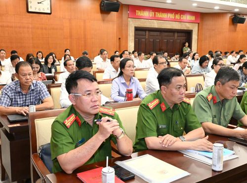 Các đại biểu nghe báo cáo kết quả thực hiện Nghị quyết 02 trong 6 tháng đầu năm. Ảnh: VIỆT DŨNG