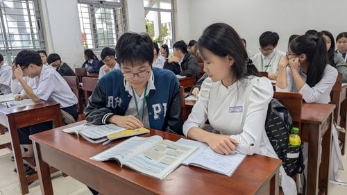 Học sinh THPT Nguyễn Văn Thoại (phường Hòa Xuân, TP Đà Nẵng) thảo luận bài trong giờ học chính khoá