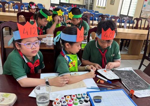 Các em trường Tiểu học Lê Đình Chinh thỏa sức sáng tạo vẽ tranh Dân gian Đông Hồ trong tiết Mỹ thuật