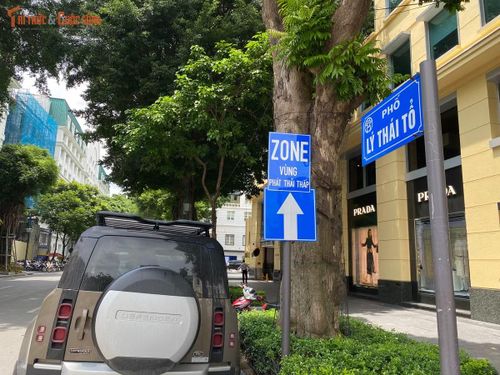 Biển báo "ZONE - Vùng phát thải thấp" cùng biển chỉ dẫn giao thông được lắp đặt tại góc phố Lý Thái Tổ, đánh dấu khu vực lõi bắt đầu áp dụng các tiêu chí kiểm soát khí thải nghiêm ngặt.