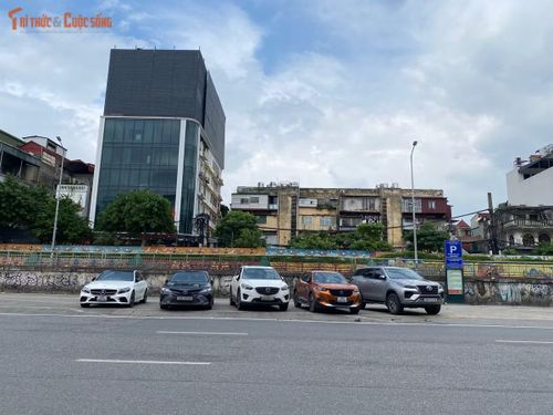 Bãi đỗ xe trên đường Trần Nhật Duật. Nằm sát mép ngoài Vành đai 1, công trình này có khả năng tiếp nhận hàng trăm lượt ô tô mỗi ngày từ hướng cầu Chương Dương và cầu Vĩnh Tuy đổ về.