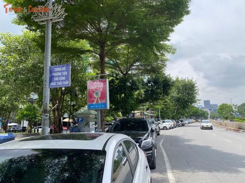 Một bãi trông giữ phương tiện trên trục đường chính được gắn biển chỉ dẫn chuẩn quy chuẩn "Trông giữ phương tiện vào vùng phát thải thấp", tạo thuận lợi cho người dân nhận diện điểm đỗ xe chuyển tiếp.