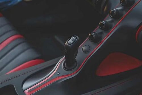 Mistral là dòng xe thương mại cuối cùng của Bugatti sử dụng động cơ W16 dung tích 8.0 lít. Trên chiếc xe này, khối động cơ sản sinh công suất khủng khiếp lên tới 1.578 mã lực và mô-men xoắn 1.600 Nm.