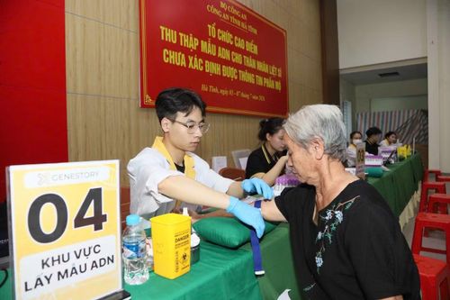 Phòng Cảnh sát Quản lý hành chính về trật tự xã hội Công an tỉnh Hà Tĩnh chủ trì, phối hợp với công an các xã, phường triển khai thu nhận mẫu sinh phẩm ADN của thân nhân liệt sĩ chưa xác định được thông tin tại 5 cụm trên địa bàn toàn tỉnh.