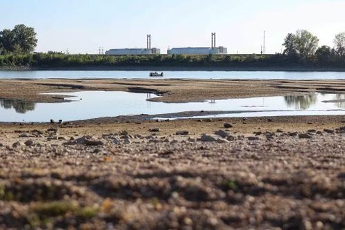 Mực nước sông Danube xuống quá thấp khiến nhà máy điện hạt nhân MVM Paks ở Paks, Hungary, phải đóng cửa lò phản ứng số 3. Ảnh chụp ngày 29/7/2026. Ảnh: AP/Daniel Kiss.