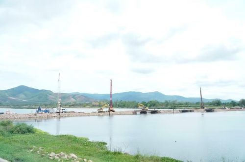 Hàng trăm máy móc, thiết bị thi công xây dựng đường bộ cao tốc Quy Nhơn - Pleiku.