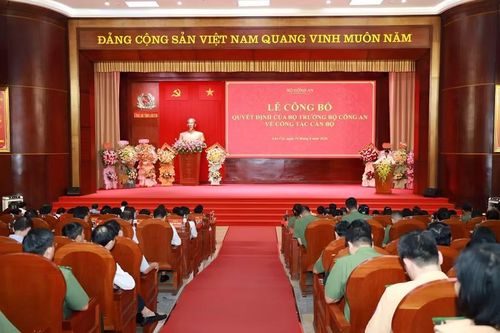 Toàn cảnh Lễ công bố quyết định của Bộ trưởng Bộ Công an về công tác cán bộ được tổ chức tại Lào Cai.