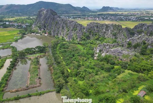 Phong cảnh hữu tình tại khu danh thắng.