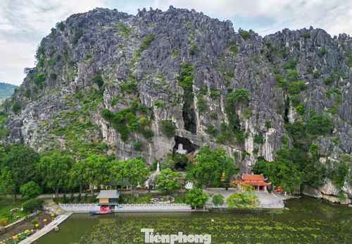 Quần thể danh thắng Kim Sơn ở xã Biện Thượng đang là điểm hút khách du lịch bởi vẻ đẹp tự nhiên của núi rừng, hệ thống động khô, động nước. Cùng với đó là điểm tâm linh chùa Linh Ứng nằm ngay trên vách núi.