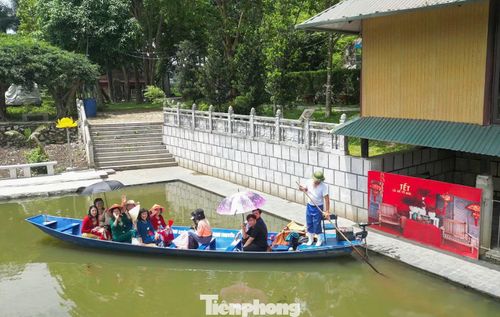 Hiện nay, nơi đây được chọn là một trong những điểm đến tham quan du lịch quan trọng trong tuyến du lịch sông Mã và di sản văn hóa thế giới thành nhà Hồ. "Cứ cuối tuần, chúng tôi thường rủ nhau về Kim Sơn để tìm sự yên bình, nhẹ nhàng, giúp tâm hồn thư thái", chị Thu Trang (34 tuổi) bày tỏ.