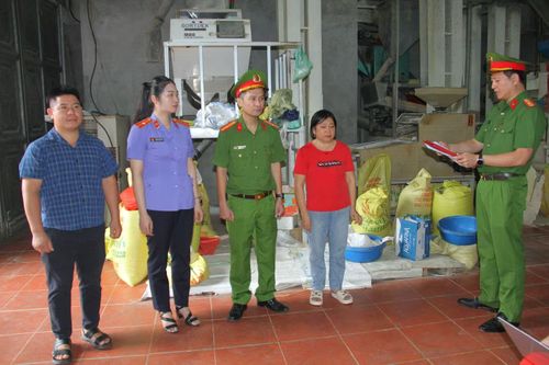 Cơ quan Cảnh sát điều tra Công an tỉnh Lào Cai ra quyết định khởi tố vụ án hình sự, khởi tố 2 bị can về tội “Sản xuất, buôn bán hàng giả là lương thực”. Ảnh: Công an tỉnh Lào Cai.