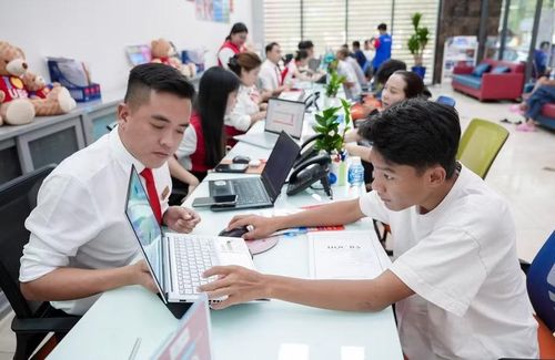Học sinh THPT tìm hiểu thông tin tại Trường Đại học Kinh tế - Tài chính TPHCM. Ảnh: UEF