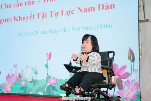 Chị Oanh chia sẻ mô hình Cho cần câu - Trao sinh kế cho hội viên người khuyết tật tỉnh Nghệ An.