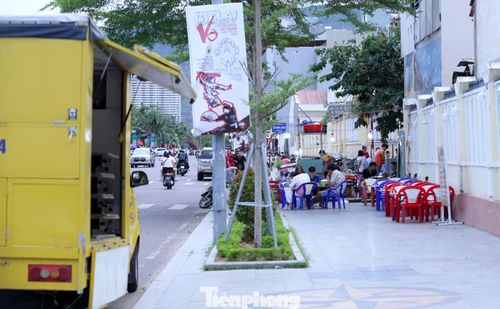 Vỉa hè trên một số tuyến đường biến thành nơi đậu xe, kinh doanh ăn uống.