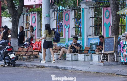 Tại buổi tiếp xúc cử tri phường Quy Nhơn, ông Phạm Anh Tuấn - Chủ tịch UBND tỉnh Gia Lai - thẳng thắn chỉ ra thực trạng lấn chiếm vỉa hè đang diễn ra phổ biến tại khu vực trung tâm Quy Nhơn, điều này ảnh hưởng đến trật tự đô thị và hình ảnh du lịch của địa phương.