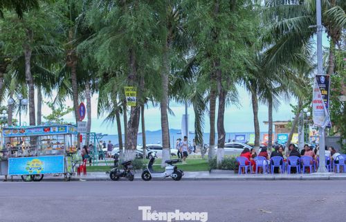 Vỉa hè công viên trở thành nơi kinh doanh, ăn uống.