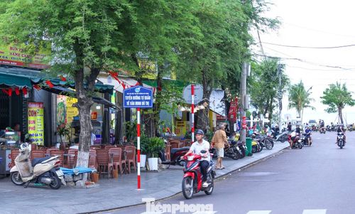 Vỉa hè ở nhiều tuyến đường tại Quy Nhơn đang bị lấn chiếm, biến thành nơi kinh doanh, buôn bán, giữ xe. Không ít người nghiễm nhiên xem phần vỉa hè trước nhà như “của riêng”, khiến không gian dành cho người đi bộ ngày càng bị thu hẹp, thậm chí có nơi gần như không còn lối đi.