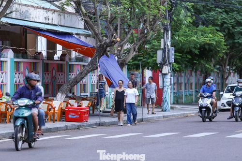 Vỉa hè bị lấn chiếm, chật chội, người đi bộ không còn lối đi buộc phải bước xuống lòng đường.