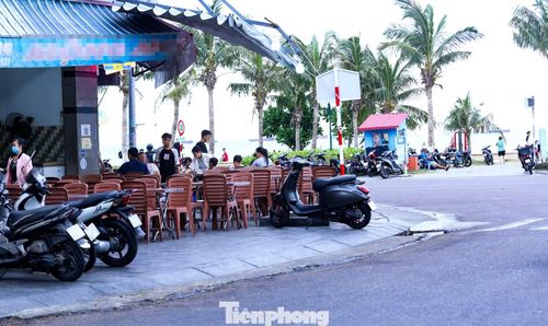 Theo ghi nhận của Tiền Phong, vào buổi chiều, nhiều cửa hàng tại Quy Nhơn bắt đầu bày bàn ghế tràn ra vỉa hè để kinh doanh. Không gian vốn dành cho người đi bộ nhanh chóng bị thu hẹp.