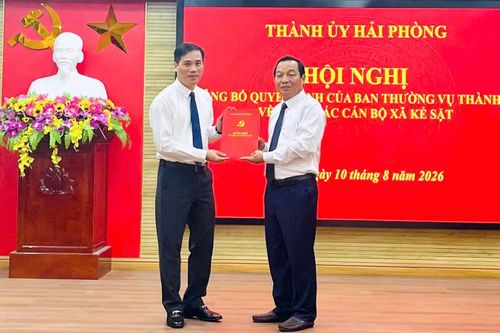 Ông Phạm Văn Tuyên (ảnh trái) và ông Nguyễn Đức Lam (ảnh phải) nhận quyết định bổ nhiệm.