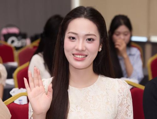 Thí sinh Phạm Thị Phương đến từ Ninh Bình chia sẻ đã chuẩn bị kỹ lưỡng cho ngày hội ngộ ở nhà chung. Cô gái sinh năm 2006 mặc trang phục do mẹ tư vấn. "Chiếc váy trắng thanh lịch, phù hợp với phong cách của tôi, đồng thời tôn dáng, tôn được chiều cao", Phạm Thị Phương nói.
