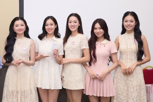 Thí sinh Vũ Hồng Hạnh (bìa trái) - Á hậu 3 cuộc thi Hoa hậu Sinh viên Việt Nam và Nguyễn Thục Uyên Nhi (bìa phải) - Hoa khôi Học viện báo chí và Tuyên truyền - hội ngộ ở nhà chung.