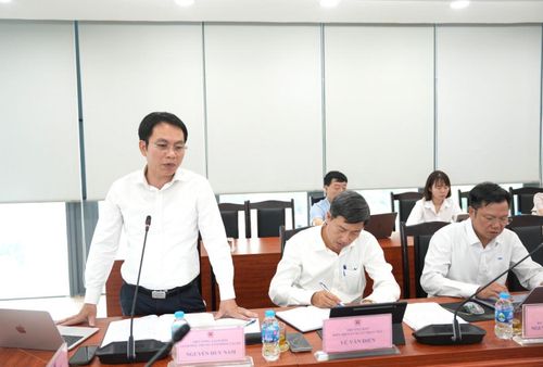 Ông Nguyễn Huy Nam phát biểu về công tác điều hành sản xuất, tiêu thụ.