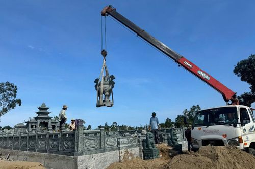 Khu lăng mộ cuối cùng trong 3 công trình vi phạm tại xóm Vĩnh Trinh được tháo dỡ sau khi chính quyền vận động.