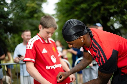 Rashfors chụp ảnh và ký tặng fan MU - Ảnh: MUFC