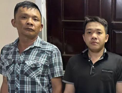 Hai đối tượng Lê Minh Toàn và Trần Phúc Hậu tại cơ quan công an. Ảnh: Công an TP Cần Thơ 
