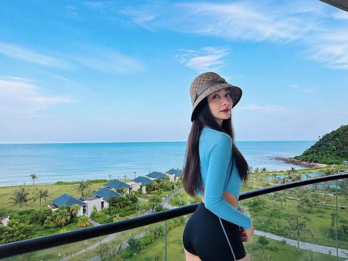 Diễn viên Bảo Thanh đi du lịch. 