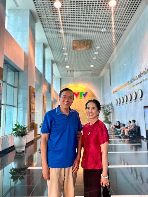 NSND Lan Hương cùng ông xã Đỗ Kỷ đến VTV quay hình. 