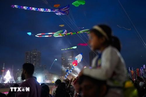 Người tham gia thả diều tại Lễ hội Diều quốc tế Colombo, Sri Lanka. (Ảnh: THX/TTXVN phát)