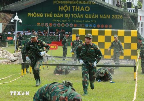 Các đội thực hiện bài thi vượt vật cản trong nội dung của hội thao. (Ảnh: Trọng Đức/TTXVN)
