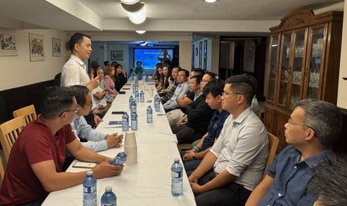 Đại diện VP KHCN phát biểu tại cuộc gặp giữa Văn phòng KHCN tại Canada với Mạng lưới Chuyên gia và Nhà khoa học Việt Nam tại Canada.