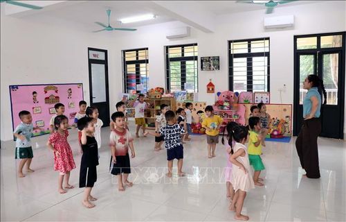 Giáp viên Trường Mầm non Tam Chúc, phường Tam Chúc, vẫn dạy các cháu trong dịp hè trước thời gian sáp nhập trường.