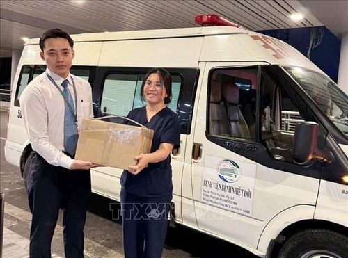Nhân viên Hãng hàng không Vietnam Airlines bàn giao thuốc đặc trị sốt rét cho nhân viên y tế Bệnh viện Bệnh Nhiệt đới Thành phố Hồ Chí Minh. Ảnh: TTXVN phát