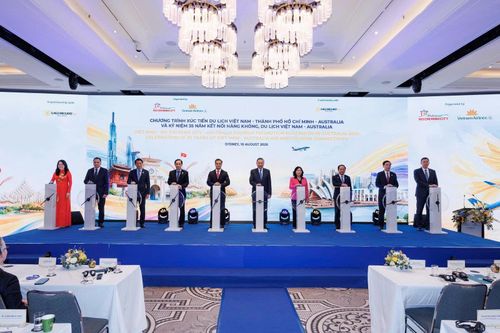 Các đơn vị, đại diện hai nước thực hiện nghi thức hợp tác dưới sự chứng kiến của Tổng Bí thư, Chủ tịch nước Tô Lâm. Ảnh: Sở Du lịch TP Hồ Chí Minh