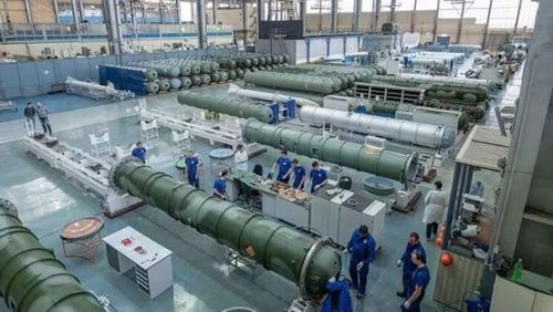 Nạp tên lửa từ hệ thống S-400 vào các thùng chứa tại cơ sở sản xuất. Ảnh: MW.