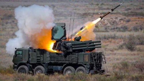 Phóng tên lửa đất đối không từ xe chiến đấu phòng không Pantsir. Ảnh: MW.