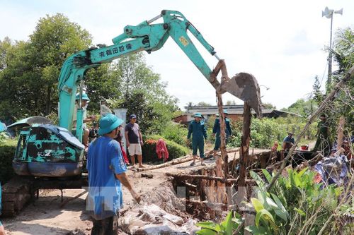 Thi công công trình bảo vệ vùng huyên canh sầu riêng ở xã Hiệp Đức, tỉnh Đồng Tháp trước nguy cơ triều cường dâng cao. Ảnh: Hữu Chí - TTXVN