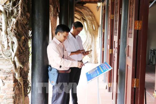 Điểm du lịch thông minh (quét mã QR) ở di tích văn hóa cấp tỉnh đình Tân Đông, xã Tân Đông, tỉnh Đồng Tháp. Ảnh: Hữu Chí - TTXVN