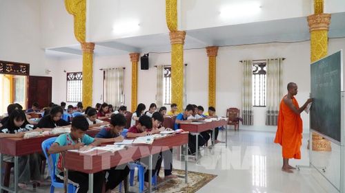Lớp học chữ Khmer tại chùa Sóc Xoài, xã Hòn Đất. Ảnh: Văn Sĩ - TTXVN