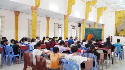 Đông đảo học sinh tham gia lớp học chữ Khmer tại chùa Sóc Xoài, xã Hòn Đất. Ảnh: Văn Sĩ - TTXVN