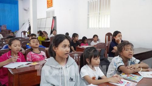 Học sinh ở xã Hòn Đất học chữ Khmer tại chùa Sóc Xoài. Ảnh: Văn Sĩ - TTXVN 