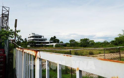 Tổ hợp thương mại dịch vụ trên đường Nguyễn Sinh Cung, phường Mỹ Thượng (thành phố Huế) dang dở nhiều năm, thuộc 177 dự án tồn đọng kéo dài phải xử lý. Ảnh: Nguyên Lý - TTXVN