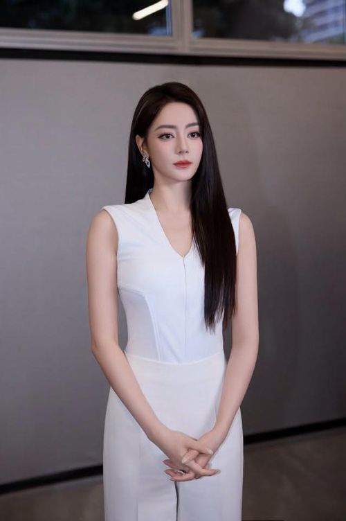 Địch Lệ Nhiệt Ba được nhiều nhãn hàng ra sức "săn đón". Ảnh: Weibo